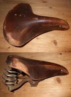 Tourensattel von LLM Zeitraum: 195? bis 1955 Verwendung: alle Fahrradmarken (außer Simson) Decke: Leder, lackiert Gestell: Stahl, verchromt Bemerkungen: Ausführungen für Damen- und Herrenräder