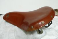 Sportsattel von Möve Zeitraum: 196? bis 197? Verwendung: Diamant Sporträder und Mifa Sporträder Lederdecke: rotbraun lackiert Gestell: verchromt Bemerkungen: erste Ausführung ohne Plakette