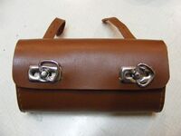 Satteltasche aus Kunstleder, mit Doppelverschluss, Ende 1950er bis etwa Ende 1960er Jahre.