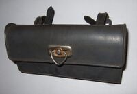 Zeitraum: ab ca. 1970 bis 1990 Hersteller: VEB Leder- und Plastverarbeitungswerke Dresden - Werk IV, 9611 Remse, Friedrich-Engels-Straße 113 Material: Kunststoff (Ethylenvinylacetat) Bekannte Farben: braun, grau, schwarz Verwendung: alle Fahrräder Bemerkungen: graue Ausführung