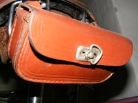 Satteltasche aus Leder von LM, frühere Form, bis etwa Mitte der 1950er Jahre.