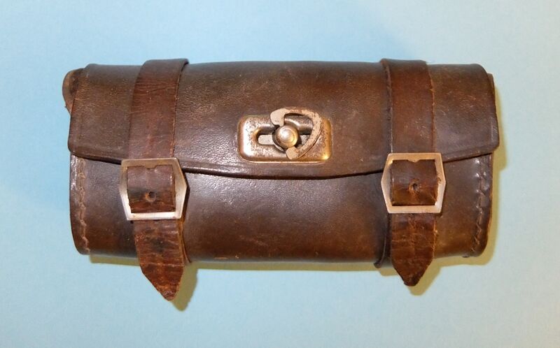 Datei:Sattelwerkzeugtasche VEB Lederwerke Waida.jpg