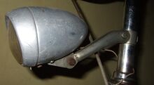An Diamant-Fahrrädern wurde der Scheinwerfer des Typs 8707.14 häufig verwendet. Meist war das Aluminium-Gehäuse blank (im Bild), teilweise aber auch in silberner "Hammerschlag"-Lackierung ausgeführt.