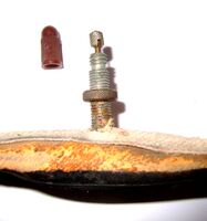 Sclaverand-Ventil mit Kappe für Schlauchreifen; Verwendung an Rennrädern und Saalsporträdern; geschraubte Ventilkappe (bis etwa Anfang 70er Jahre)