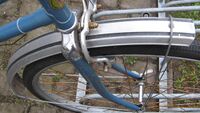 Alu-Schutzblech für die ab Anfang der 1980er-Jahre gebauten 28"-Tourensporträder von Mifa; mit Sicken und Überlaufstrebe für vorderes Schutzblech