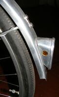 Alu-Schutzblech für Sporträder, Abschluss hinten mit separaten Löchern für Strebe und Rücklich, bis etwa 1962