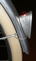 Alu-Schutzblech für Sporträder, Abschluss hinten mit gemeinsamen Löchern für Strebe und Rücklich, von etwa 1961 bis 1990