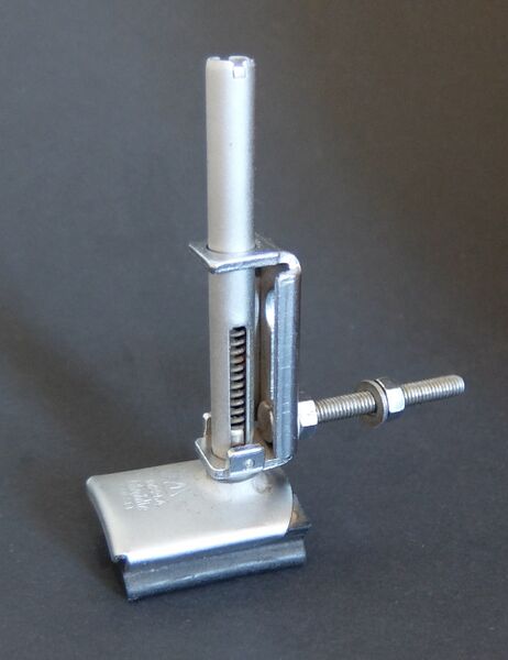 Datei:Seilzug-Stempelbremse Unterteil Orthopädie Königsee 60er.JPG