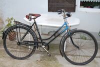 Dieses Damen-Tourenrad aus dem Jahre 1955 befindet sich im Originalzustand. Markant ist der Regulierfedersattel.