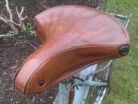 Tourensattel von ?? Zeitraum: 195? bis 1957 Verwendung: Simson-Fahrräder Decke: Kunstleder Gestell: Stahl, verchromt Bemerkungen: Ausführungen für Damen- und Herrenräder, mit Simson-Plakette an der Rückseite, Hersteller unbekannt