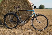 Simson Modell 1a (1955) Dieses, bis auf die Pedale, originalgetreu aufgearbeitete Tourenrad besitzt 26"-Laufräder.
