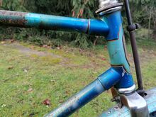 Ein Modell 1a von 1955 in zweifarbigem Lasurlack blau/blau. Aufgrund der relativ geringen Witterungsbeständigkeit sind gut erhaltene Fahrräder mit derartigen Lackierungen kaum erhalten geblieben.