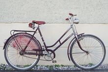 Simson Modell 4a (1955) Dieses Modell 4a besitzt ein Keiltretlager. Original erhalten, es fehlt lediglich die Luftpumpe.