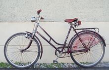 Scheinwerfer von AUFA, Dynamo von BALACO. Bereifung von TSG. Griffe von Elastik. Klingel von Luther.