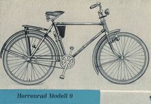Simson Modell 9 Modell 9 aus einer Anzeige, die in mehrsprachigen Messejournalen zu den Leipziger Messen 1950 und 1951 geschaltet wurde. Die Abbildung ist, da gezeichnet, nur symbolhaft zu verstehen. Der Zeichner hatte hier zudem einen Lenkerfeststeller hinzugefügt, obwohl Simson-Fahrräder damit seit 1946 nicht mehr ausgestattet waren.