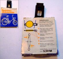 Zeitraum: spätestens ab 1987 Hersteller: VEB Polymer Pößneck Material: Kunststoff Verwendung: Zubehörteil, serienmäßig an den meisten Fahrradmodellen ab 1989 Bemerkungen: Speichenreflektor mit einem Verschluss, in Verkaufsverpackung