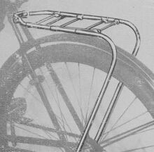 Sportgepäckträger Zeitraum: 1950er Jahre, hier: 1957 Verwendung: Hersteller: Bächtiger Material: Stahl, lackiert Bekannte Farben: silber, schwarz Bemerkungen: für Tourenräder