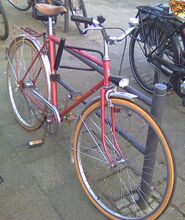 Dieses Sportrad aus dem Jahre 1986 hat bereits eine an der Gabel angebrachte Dynamohalterung, außerdem wurde das Stegrohr zwischen den Kettenstreben durch eine einfache Platte ersetzt.