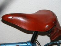 Möve-Sportradsattel, Verwendung 195?-195?, frühe Version mit Plakette und geprägter Linie in den Flanken, lackiert