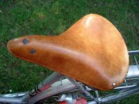 Sportsattel von Möve Zeitraum: 197? bis 1990 Verwendung: Lederdecke: natur Gestell: verzinkt Bemerkungen: