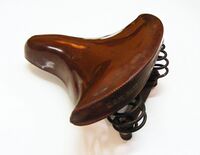 STABI-Tourensattel Zeitraum: vrmtl. frühe 50er Jahre Verwendung: Zubehörteil Decke: Gummi Gestell: Stahl Bemerkungen: Ersatz für kaputte Satteldecken. Erste Ausführung mit Noppenreihe an der hinteren oberen Kante. Ausführungen für Damen- und Herrenräder bekannt. Ersatzteil für alle damals typischen Tourensättel.