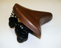 STABI-Tourensattel Zeitraum: vrmtl. frühe 50er Jahre Verwendung: Zubehörteil Decke: Gummi Gestell: Stahl Bemerkungen: Ersatz für kaputte Satteldecken. Spätere Ausführung mit glatter hinteren Kante. Ausführungen für Damen- und Herrenräder bekannt. Die abgebildete Satteldecke ist auf einem Vorkriegs-Sattelgestell der Firma Lepper montiert.