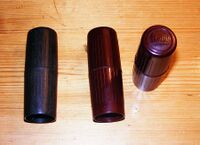 "Stabil" - Fahrradgriffe Prägung: Stabil Zeitraum: vrmtl. Ende 40er/Anfang 50er Jahre Verwendung: Zubehörteil Material: Duroplast Farben: schwarz, rot Bemerkungen: Die Griffe werden im Lenkerrohr verkeilt (keine Papphülse!). Diese Methode gewährleistet jedoch keinen festen Halt, weshalb sich dieses System offenbar nicht durchsetzen konnte. Es sind nur sehr wenige "Stabil"-Griffe bekannt. Aufgrund der starken Ähnlichkeit zu den Tempo-Griffen wird "Tempo" als Hersteller vermutet.