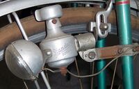 Dynamoscheinwerfer (1960) Ausführung aus der Zeit um 1960, die auch an Diamant-Wandersport-Rädern verwendet wurde