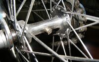 Starre Hinterradnabe von Renak mit Schmiernippel, linkes Lager innenliegend, von 195? bis 1955, vebaut an Sporträdern, Material: Stahl verchromt, Schmiernippel hier nicht original