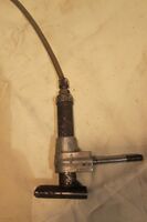 Stempelbremse mit Seilzug Zeitraum: 19??-1962 Verwendung: Diamant Tourensporträder Material: Stahl, verchromt, Alu Bemerkungen: Ober und Unterteil ineiander gehakt, Sechskantmutter als Kontermutter