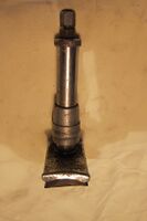 Stempelbremse mit Seilzug Zeitraum: 1963-ca 1970 Verwendung: Diamant Tourensporträder, Mifa Klapp- und Kinderräder Material: Stahl, verchromt, Alu Bemerkungen: Ober und Unterteil verschraubt, Sechskantmutter als Kontermutter