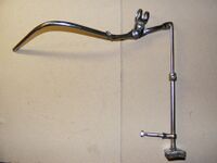 Stempelbremse mit Gestänge Zeitraum: 1945 - ca. 1970 Verwendung: Tourenräder aller Hersteller sowie frühe Sporträder von Mifa und frühe Tourensporträder von Diamant Material: Stahl (verchromt) Bemerkungen: Verbindung zwischen Griff und Bremsstange gesteckt, hergestellt u.a von Diamant, Mifa, Möve