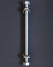 2. Einpresswerkzeug Zum Einpressen der Lagerschalen dient folgendes selbstgebautes Werkzeug: eine 26cm lange M16-Gewindestange mit zwei M18-Unterlegscheiben, die flächig in den Lagerschalen liegen und zwei M16-Scheiben als Vermittler zu den zwei M16-Muttern