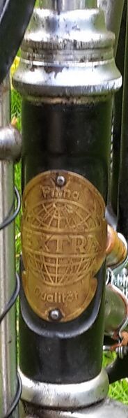 Datei:Steuersatz IFA Schönebeck 1949 runde Abschlussmutter.jpg