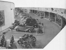 "Blick in die Ausstellungshalle für Personenkraftwagen und Motorräder aus der Produktion der Deutschen Demokratischen Republik." (Herbstmesse 1953)