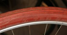 Zeitraum: 1950er Jahre Größen: 28x1,75 Art: Drahtreifen Profil Nr. 6 Farbe: rot Verwendung: Tourenräder Bemerkungen: Wellenprofil