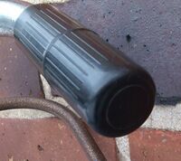 "Tempo" - Fahrradgriffe Prägung: -- Zeitraum: 194? bis 195?, hier: 1950 Verwendung: hier: Simson Material: Duroplast, Papier Farben: schwarz Bemerkungen: ohne Metallabschlussring, ohne Schriftzug, Pappinnenhülse