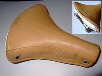 Terry-Sattel von Möve Zeitraum: um 1970 Verwendung: u.a. an Diamant Modell 35 102 um 1970 Decke: Kunstleder Gestell: Stahl, verchromt Bemerkungen: Unisex-Ausführung für Damen- und Herrenräder, mit Halter für Satteltasche, zweifarbig