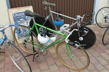 zwei Straßen-Zeitfahrräder mit gemufften Rahmen und unterschiedlich großen Laufrädern (26" vorn; 27" hinten")
