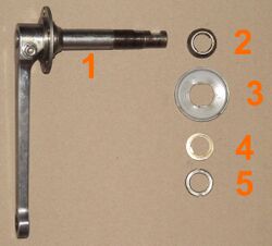 4. Übersicht der ausgebauten Teile 1 - Einheit aus rechter Kurbel, Tretlagerwelle und rechtem Konus 2 - linker Konus 3 - Abdeckkappe 4 - Nasenscheibe (Verdrehsicherung) 5 - Sicherungsring