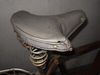 Tourensattel von LLM / LM Zeitraum: Anfang 70er Jahre Verwendung: u.a. Mifa Decke: Kunstleder Gestell: Stahl, verchromt Bemerkungen: Ausführungen für Damen- und Herrenräder, mit Halter für Satteltasche