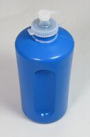 Labeflasche aus Kunststoff Zeitraum: 80er Jahre Hersteller: Pneumant Bemerkungen: mit Trinknippel bekannte Farben: blau, rot, grün, schwarz