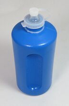 Labeflasche aus Kunststoff Zeitraum: 1980er Jahre Hersteller: vrmtl. VEB Preßwerk Tambach-Dietharz Bemerkungen: mit Trinknippel bekannte Farben: blau, rot, grün, schwarz