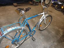Ein weiteres Jugendrad von 1990, hier in der Farbvariante blau/weiß.