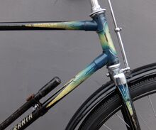 Strahlenkopf mit aufwendiger Linierung. Am Steuerkopf ist noch die Form des Urania-Abziehbildes zu erkennen.