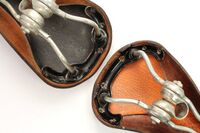 Vergleich der Rennsättel links Bahn-Sattel - rechts Straßen-Sattel Das Gestell des Bahn-Sattels ist etwa 15mm schmaler ausgeführt und besitzt keine Laschen für eine Werkzeugtasche.