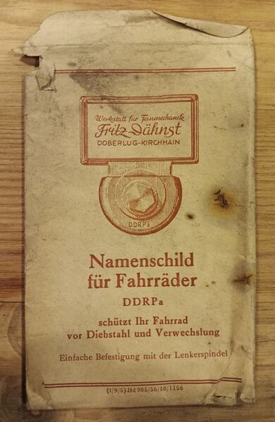 Datei:Verpackung Namensschild Werkstatt für Feinmechanik Fritz Dähnst.jpg