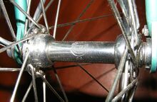 Dreiteilige RENAK-Nabe Zeitraum: 1955 bis 196x Verwendung: Sport-, Tourensport- und Tourenräder Material: Stahl (verchromt) Bemerkungen: mit RENAK-Logo