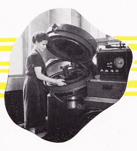 Datei:Vulkanisation Heidenau-Reifen Foto aus Prospekt 1954.jpg