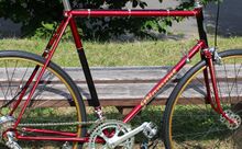 Diamant Rennrad-Rahmen (Modell 35 701) aufgearbeitet von Linke. Markant ist neben dem handgemalten Diamant-Schriftzug vor allem die dezente Linierung mit aufwendig geschwungenen Linien. Es sind verschiedene Stile bekannt, teilweise auch mit eigenem Steuerkopfschild.